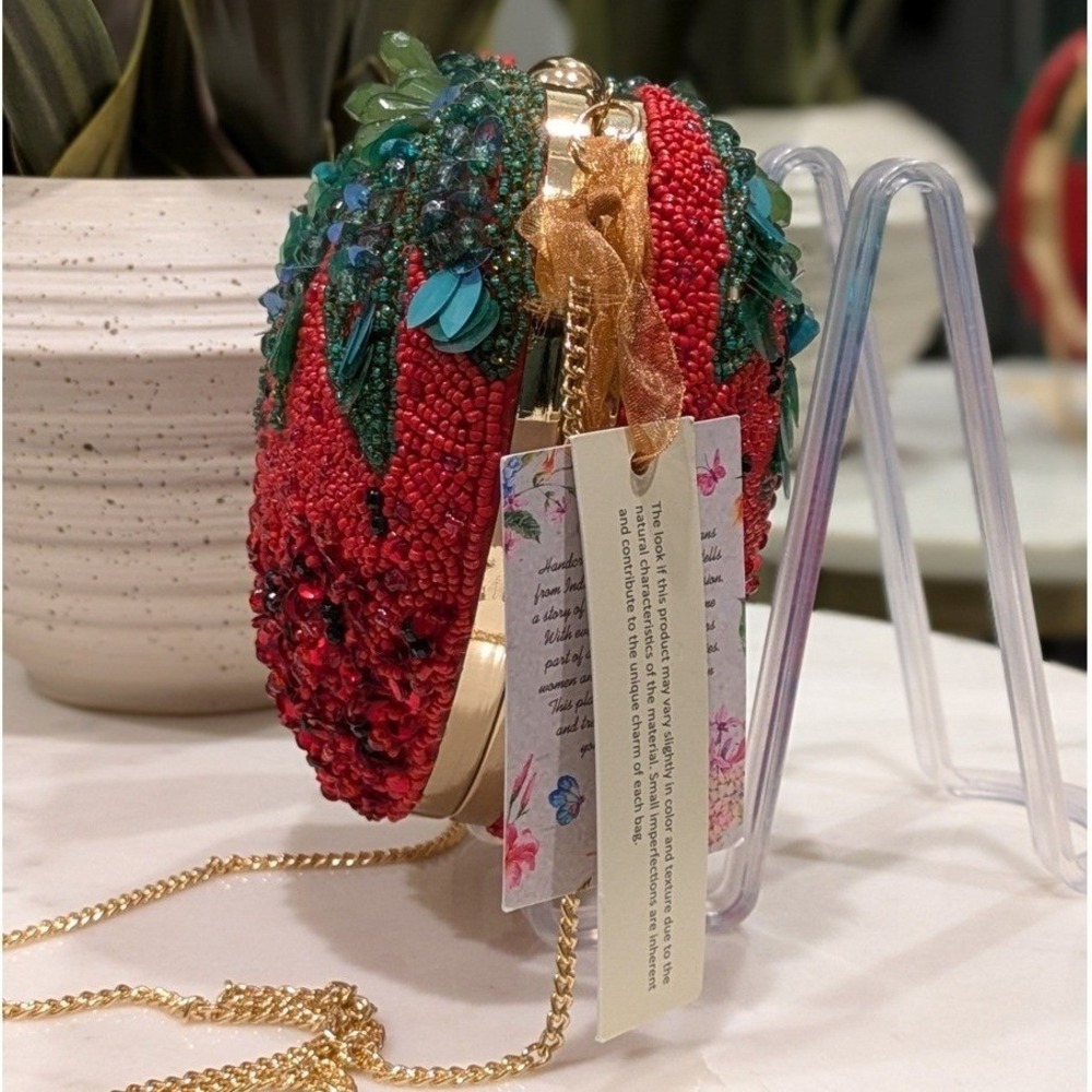NWT Women's Beaded Strawberry Crossbody Handcrafted in India Novelty Bag - Picture 4 of 11